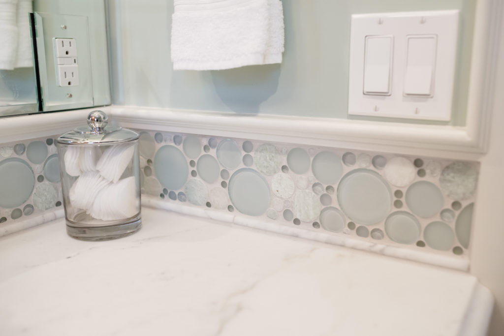 bathroom vanity backsplash